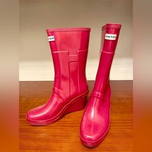 hunter raspberry wedge heel rain boots, women’s size 8